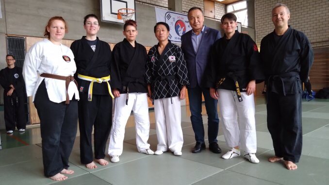 Schüler und Trainer der Sportschule Park beim Lehrgang mit Großmeister Bang Kyung-Won (8. Dan Hapkido, 8. Dan Taekwondo; Mitte)