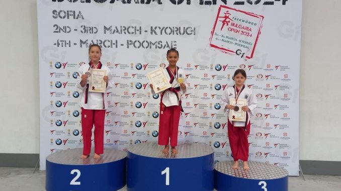 Schüler der Sportschule Park in Stuttgart auf dem Siegertreppchen bei den Bulgaria Open Poomsae 2024