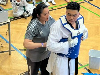 Trainerin Sun-Jeong Campana-Park mit Pietro-Jun Campana-Park von der Sportschule Park in Stuttgart bei der Vorbereitung auf einen Taekwondo-Wettkampf