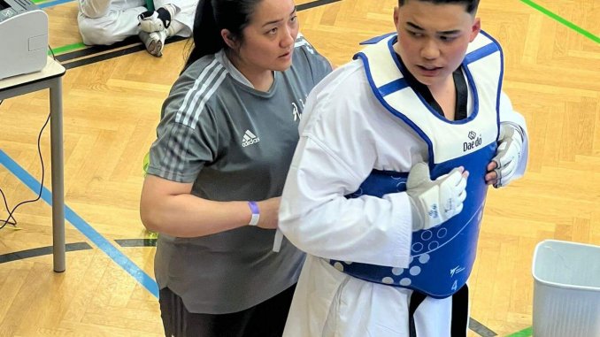 Trainerin Sun-Jeong Campana-Park mit Pietro-Jun Campana-Park von der Sportschule Park in Stuttgart bei der Vorbereitung auf einen Taekwondo-Wettkampf