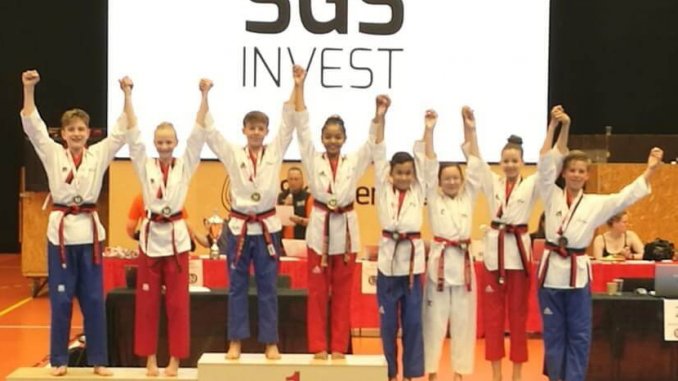 Schüler der Sportschule Park aus Stuttgart auf dem Siegertreppchen bei einem Poomsae-Turnier in Skanderborg in Dänemark.