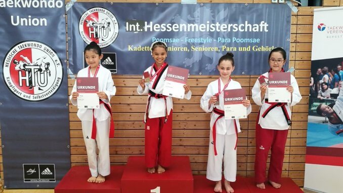 Schüler der Sportschule Park in Stuttgart auf dem Siegertreppchen des hessischen Poomsae-Turniers am 8. Juni 2024