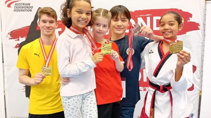 Schüler der Sportschule Park aus Stuttgart mit Medaillen bei einem Taekwondo-Poomsae-Turnier in Nürnberg.