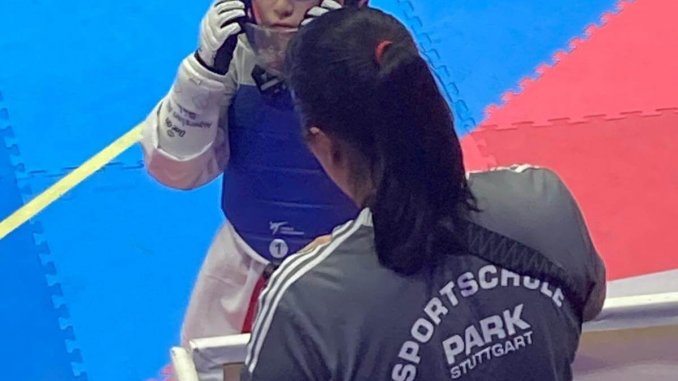 Ein Taekwondo-Wettkämpfer der Sportschule Park in Stuttgart bei einem Turnier in Nürnberg. Er wird von Sun-Jeong Park gecoacht.