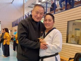 Großmeister Park Soo-Nam mit seiner Tochter Sun-Jeong Campana-Park bei einem Taekwondo-Turnier.