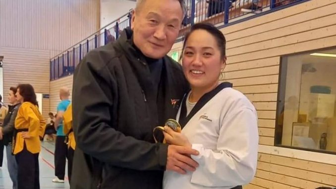 Großmeister Park Soo-Nam mit seiner Tochter Sun-Jeong Campana-Park bei einem Taekwondo-Turnier.