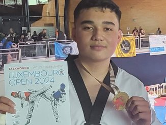 Pietro-Jun Campana aus der Sportschule Park in Stuttgart mit einer Urkunde und Medaille der Luxemburg open 2024, ein Taekwondo-Turnier