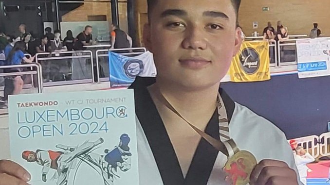 Pietro-Jun Campana aus der Sportschule Park in Stuttgart mit einer Urkunde und Medaille der Luxemburg open 2024, ein Taekwondo-Turnier