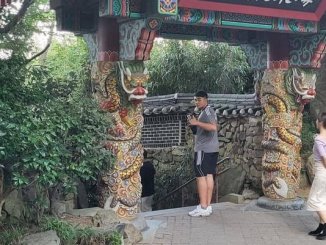 Pietro-Jun Campana von der Sportschule Park in Stuttgart bei einem Besuch in einem Tempel in Korea, der Heimat des Taekwondo.