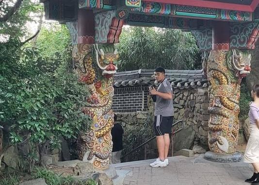 Pietro-Jun Campana von der Sportschule Park in Stuttgart bei einem Besuch in einem Tempel in Korea, der Heimat des Taekwondo.