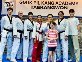 Großmeister Kang ik-Pil mit Schülern der Sportschule Park aus Stuttgart in seinem Dojang in Korea.