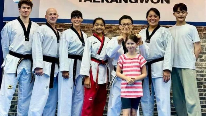 Großmeister Kang ik-Pil mit Schülern der Sportschule Park aus Stuttgart in seinem Dojang in Korea.