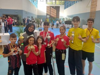 Das Poosmae-Team der Sportschule Park mit Medaillen bei der deutschen Technik-Meisterschaft 2024 in Lehrte bei Hannover.