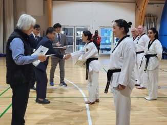 Sun-Jeong Park, Cheftrainerin der Sportschule Park bekommt die Urkunde zum bestandenen Kukkiwon-Mastercourse und Examiner Course überreicht.