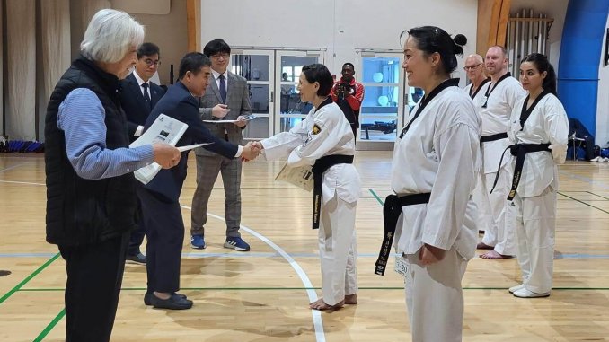 Sun-Jeong Park, Cheftrainerin der Sportschule Park bekommt die Urkunde zum bestandenen Kukkiwon-Mastercourse und Examiner Course überreicht.