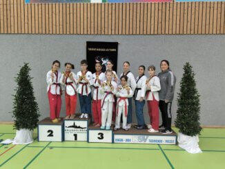 Schüler der Sportschule Park auf dem Siegertreppchen beim baden-württembergischen Poomsae-Turnier.