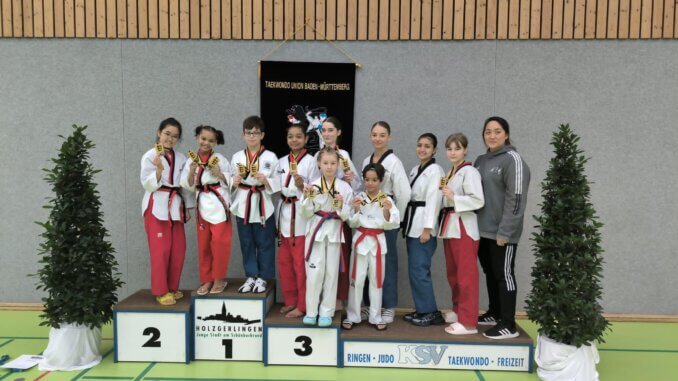 Schüler der Sportschule Park auf dem Siegertreppchen beim baden-württembergischen Poomsae-Turnier.