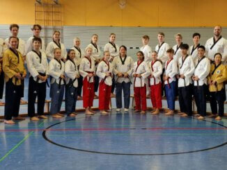 Der hessische Landeskader Technik/Poomsae (Taekwondo) mit Schülern der Sportschule Park und der Landeskadertrainerin Sun-Jeong Park von der Sportschule Park aus Stuttgart.