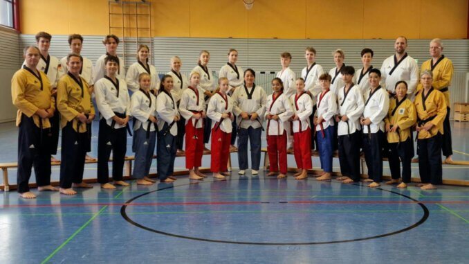 Der hessische Landeskader Technik/Poomsae (Taekwondo) mit Schülern der Sportschule Park und der Landeskadertrainerin Sun-Jeong Park von der Sportschule Park aus Stuttgart.