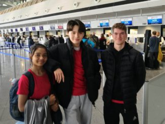 Schüler der Sportschule Park aus Stuttgart beim Abflug nach Hongkong zur Weltmeisterschaft Poomsae 2024.