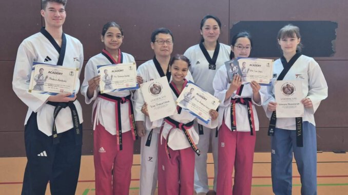 Poomsae_Seminar_GMKang_2025 Schüler der Sportschule Park in Stuttgart beim Poomsae-Seminar 2025 von Großmeister Kang Ik-Pil.
