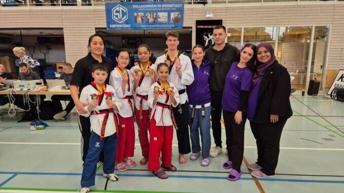 Schüler der Sportschule Park aus Stuttgart bei den deutschen Meisterschaften Poomsae in Aichwald.