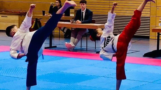 Sportler der Sportschule Park bei einem Poomsae-Turnier.