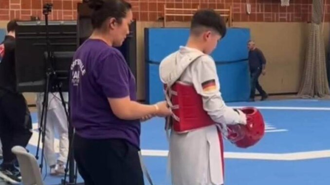 Chef-Trainerin Sun-Jeong Park mit einem ihrer Schüler bei den Schwalbach Open.