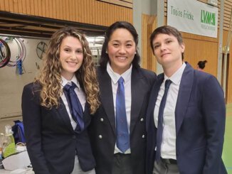 Sun-Jeong Park von der Sportschule Park mit weiteren Kampfrichterinnen bei den badischen Landesmeisterschaften Poomsae.