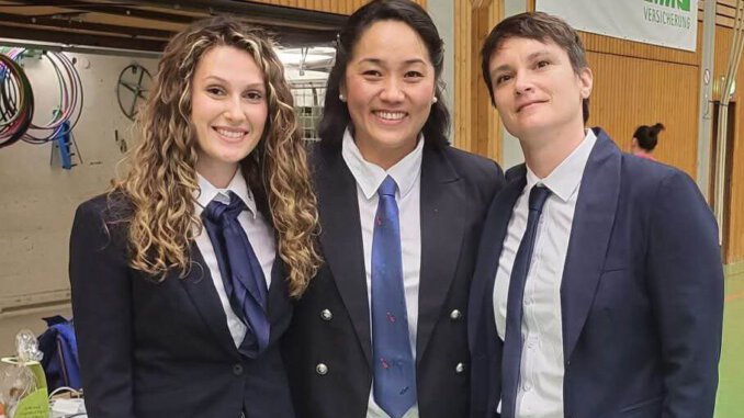 Sun-Jeong Park von der Sportschule Park mit weiteren Kampfrichterinnen bei den badischen Landesmeisterschaften Poomsae.