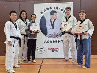 Schüler der Sportschule Park mit Kang Ik-Pil beim Poomsae-Seminar.