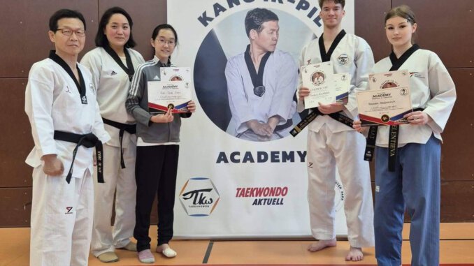 Schüler der Sportschule Park mit Kang Ik-Pil beim Poomsae-Seminar.