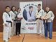 Schüler der Sportschule Park mit Kang Ik-Pil beim Poomsae-Seminar.