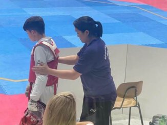 Sun-Jeong Park, die Cheftrainierin der Sportschule Park in Stuttgart mit einem Kämpfer beim Bodensee-Cup 2026.