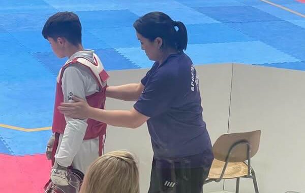 Sun-Jeong Park, die Cheftrainierin der Sportschule Park in Stuttgart mit einem Kämpfer beim Bodensee-Cup 2026.