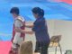 Sun-Jeong Park, die Cheftrainierin der Sportschule Park in Stuttgart mit einem Kämpfer beim Bodensee-Cup 2026.